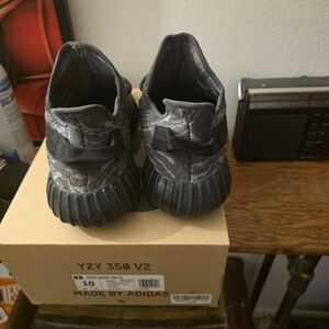 Adidas Kid Yeezy 350 V2 - Black and Gray